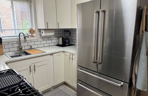 Skokie Apartment | 3-BR/1.5 BATH 1st Flr Skokie Apt 2-Car driveway Parking Near Evanston/Chicago