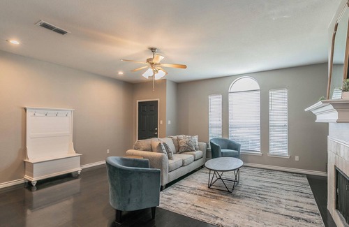 Roanoke House | 3 BR 2 BA Professionally Hosted by STR Homes
