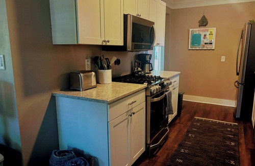 Northwest Quadrant Cottage | 3 BR/2 Bath Historic District~ 7 Bl to Downtown~20 mins to BEACH/Pass INCL