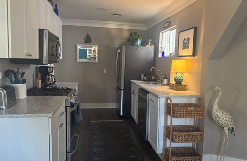 Northwest Quadrant Cottage | 3 BR/2 Bath Historic District~ 7 Bl to Downtown~20 mins to BEACH/Pass INCL