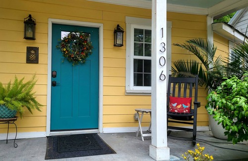 Northwest Quadrant Cottage | 3 BR/2 Bath Historic District~ 7 Bl to Downtown~20 mins to BEACH/Pass INCL