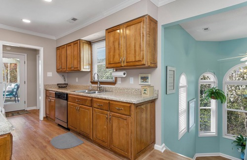 Emerald Isle House | 3 BR Comfortable Cottage walking distance to beach, local shops, restaurants