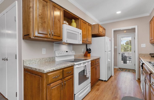 Emerald Isle House | 3 BR Comfortable Cottage walking distance to beach, local shops, restaurants