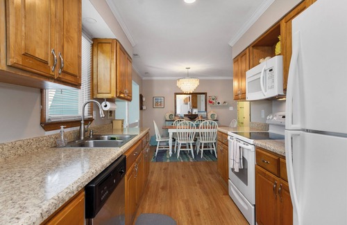 Emerald Isle House | 3 BR Comfortable Cottage walking distance to beach, local shops, restaurants