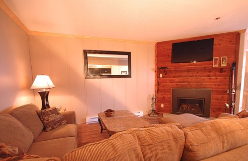 Snowshoe Condo | 3 BR Condo: Your Cozy Mountain Retreat