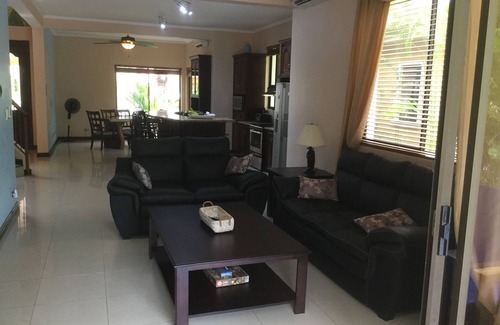 Tambor House | 3 BR Home on a Golf Course 500 metres from the Beach