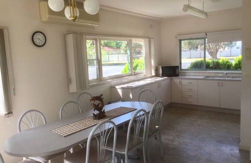 Lakes Entrance House | 3 BR House light and airy close to beach and shops
