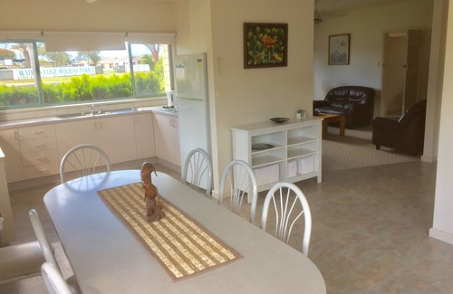 Lakes Entrance House | 3 BR House light and airy close to beach and shops