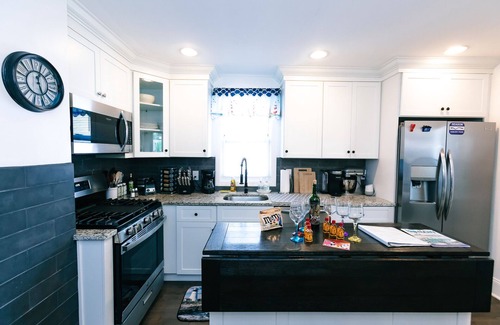 Asbury Park House | 3-BR house walk to beach, shopping, bars, NYC train. 6-beach passes & 4-bikes.