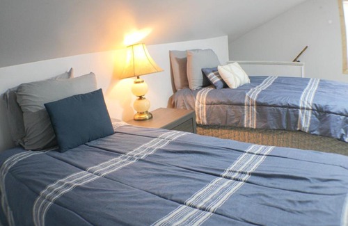 South Side Flats Apartment | 3 BR Southside Pad - Sleeps 8 - Amazing Location