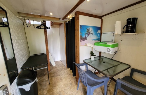 Fern Forest Cabin | #3 cabin - private space in volcano with TV, Microwave and indoor bathroom