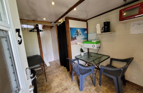 Fern Forest Cabin | #3 cabin - private space in volcano with TV, Microwave and indoor bathroom