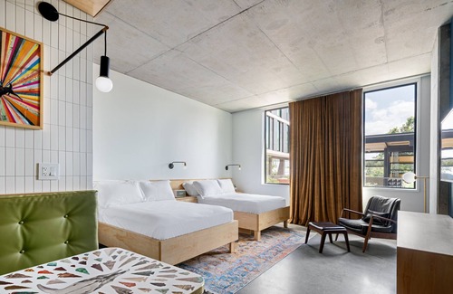 East Cesar Chavez Hotel | 3 Double Rooms With City View at Arrive Austin!