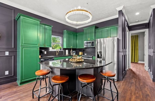 Long Beach House | 3 Family Units | 15 Bedrooms | Walk to Beach