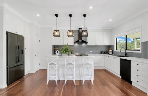 Repton House | 3 Galahs - Sleeps 8 Luxe Riverside Retreat