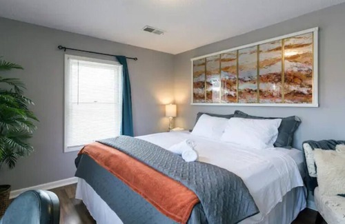 Southmoreland House | 3 KING Beds + Ping Pong Table + Work Space