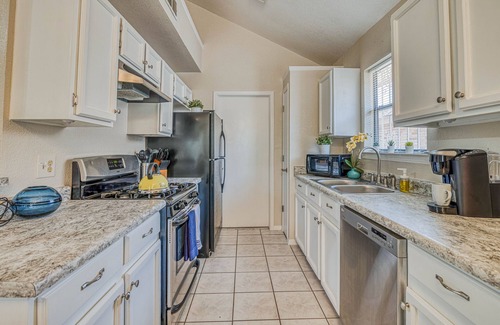 Biggs Field House | 🌻 3 KING BEDS/SOFA BED/SLEEPS 8/REFRIGERATION/WIFI/2 FULL BATHROOMS