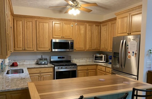 Reed Creek House | 3 King Master Suites+, 2+ wooded fenced acres ON lake, privacy, huge quiet cove