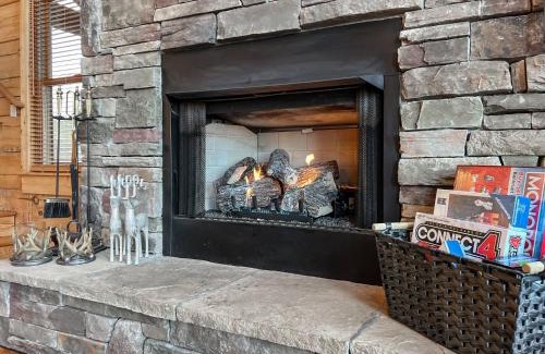 Wolf Laurel House | 3 Kings 4 bunks-sleeps 10-Smart TV x6-parking out front-Full Kitchen-Hot Tub