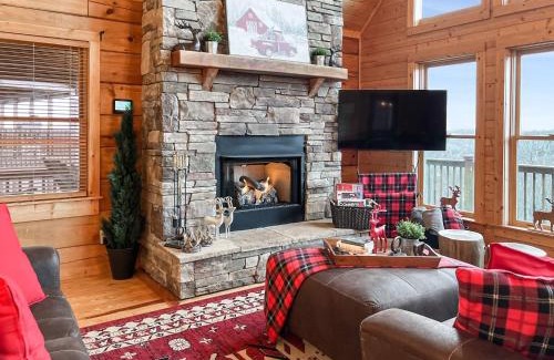 Wolf Laurel House | 3 Kings 4 bunks-sleeps 10-Smart TV x6-parking out front-Full Kitchen-Hot Tub