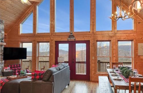 Wolf Laurel House | 3 Kings 4 bunks-sleeps 10-Smart TV x6-parking out front-Full Kitchen-Hot Tub