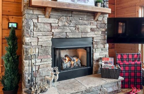 Wolf Laurel House | 3 Kings 4 bunks-sleeps 10-Smart TV x6-parking out front-Full Kitchen-Hot Tub