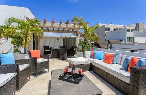Gonzalo Guerrero Apartment | 3-Level Condo with a Private Balcony & Rooftop Lounge