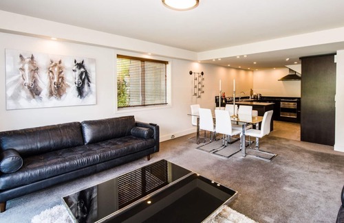 Queenstown Apartment | 3 LEVEL LAKESIDE LUXURY, SPA BATH, INTERNAL GARAGE