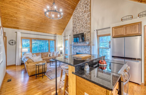Walnut Mountain Cabin | 3 Master Suites, Hot tub, dog friendly, Long Rang Mountain Views