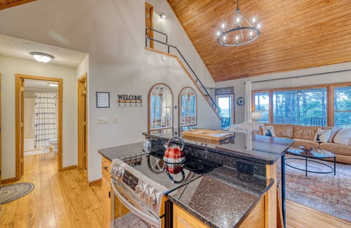 Walnut Mountain Cabin | 3 Master Suites, Hot tub, dog friendly, Long Rang Mountain Views