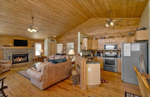 Settlers Ridge House | 3 Master Suites - Long Mountain Views Every Room - Gated - Fire Pit - Fire Place