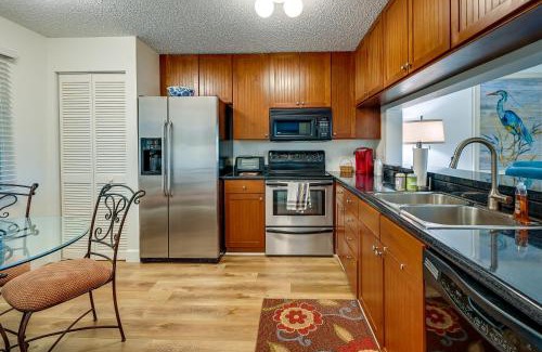 Naples Apartment | 3 Mi to Beaches Naples Condo with Pool Access!