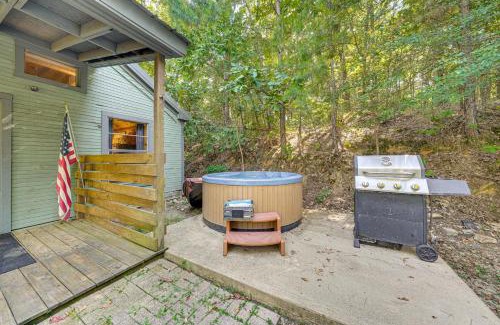 Broken Bow House | 3 Mi to Beavers Bend State Park Hot Tub Hideaway!