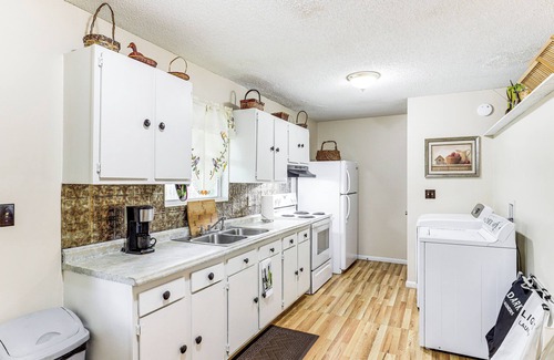 Burton Street House | 3 Mi to Dtwn Asheville: Duplex w/Spacious Yard!