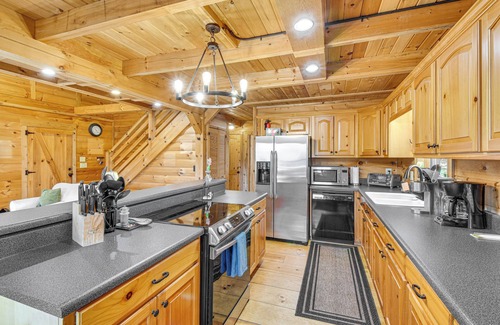 Screamer Mountain Cabin | 3 Mi to Dtwn Clayton: Cabin w/Trail Access!