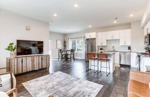 West Colfax House | 3 Mi to Dtwn Denver: Scenic Townhome w/Deck!