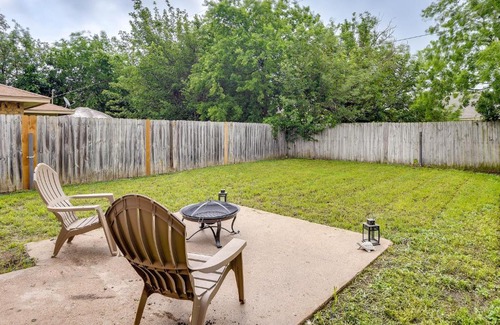 Waxahachie House | 3 Mi to Dtwn Waxahachie Townhome with Fire Pit