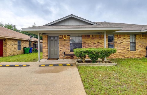 Waxahachie House | 3 Mi to Dtwn Waxahachie Townhome with Fire Pit