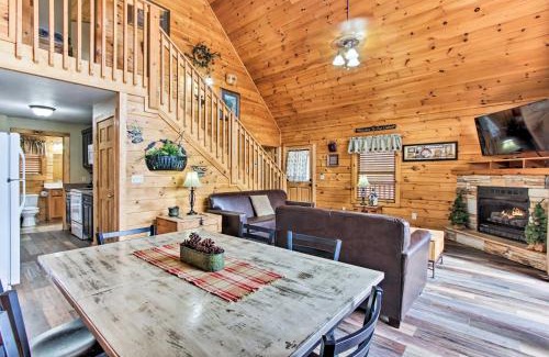 Black Bear Falls House | 3 Mi to Gatlinburg Cabin with Deck and Pool Table!