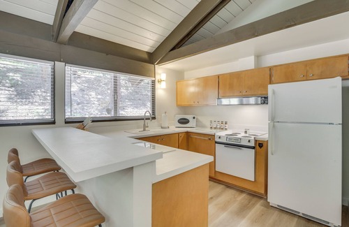 Twin Peaks Cabin | 3 Mi to Lake Arrowhead: Cabin w/Furnished Deck!