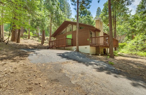 Twin Peaks Cabin | 3 Mi to Lake Arrowhead: Cabin w/Furnished Deck!