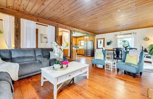 Marietta House | 3 Mi to Marietta Square: Hot Tub Haven w/2 Patios