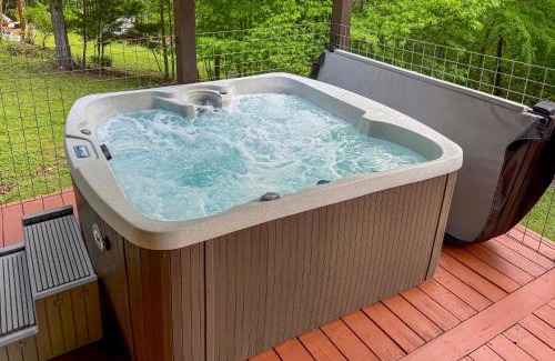 Byrdstown House | 3 Mi to Marina Cabin with Hot Tub in Byrdstown!