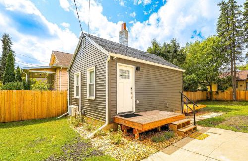 Lansing Apartment | 3 Mi to Michigan State! Studio with Furnished Deck
