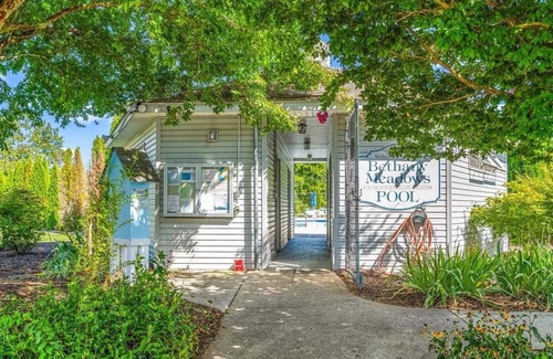 Frankford House | 3 miles from the Beach! Updated townhome and community pool in Bethany Medows
