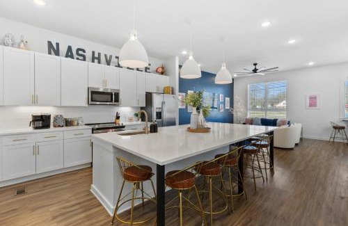 Cleveland Park House | 3 Miles to Broadway -Garage, Patio, Walk to Shops
