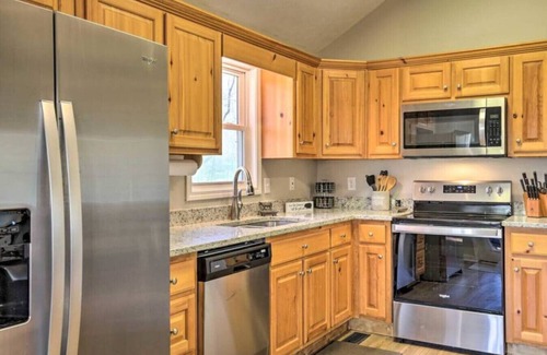 Ellijay Cabin | < 3 miles to Downtown, Hot tub and Firepit/Cabin