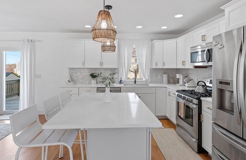 Newport East House | 3 Miles to the Beach, 3 Miles to Downtown Newport!