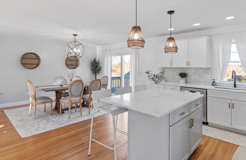 Newport East House | 3 Miles to the Beach, 3 Miles to Downtown Newport!