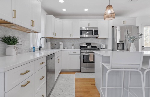 Newport East House | 3 Miles to the Beach, 3 Miles to Downtown Newport!
